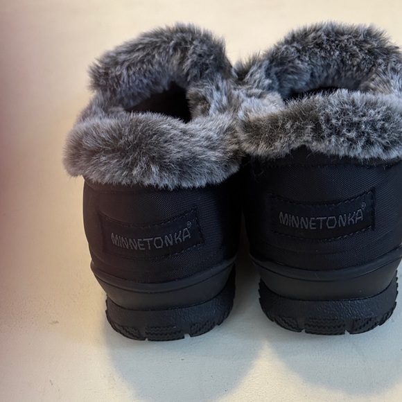 Minnetonka Black Fur-Lined Winter Boots - Picture 2 of 3